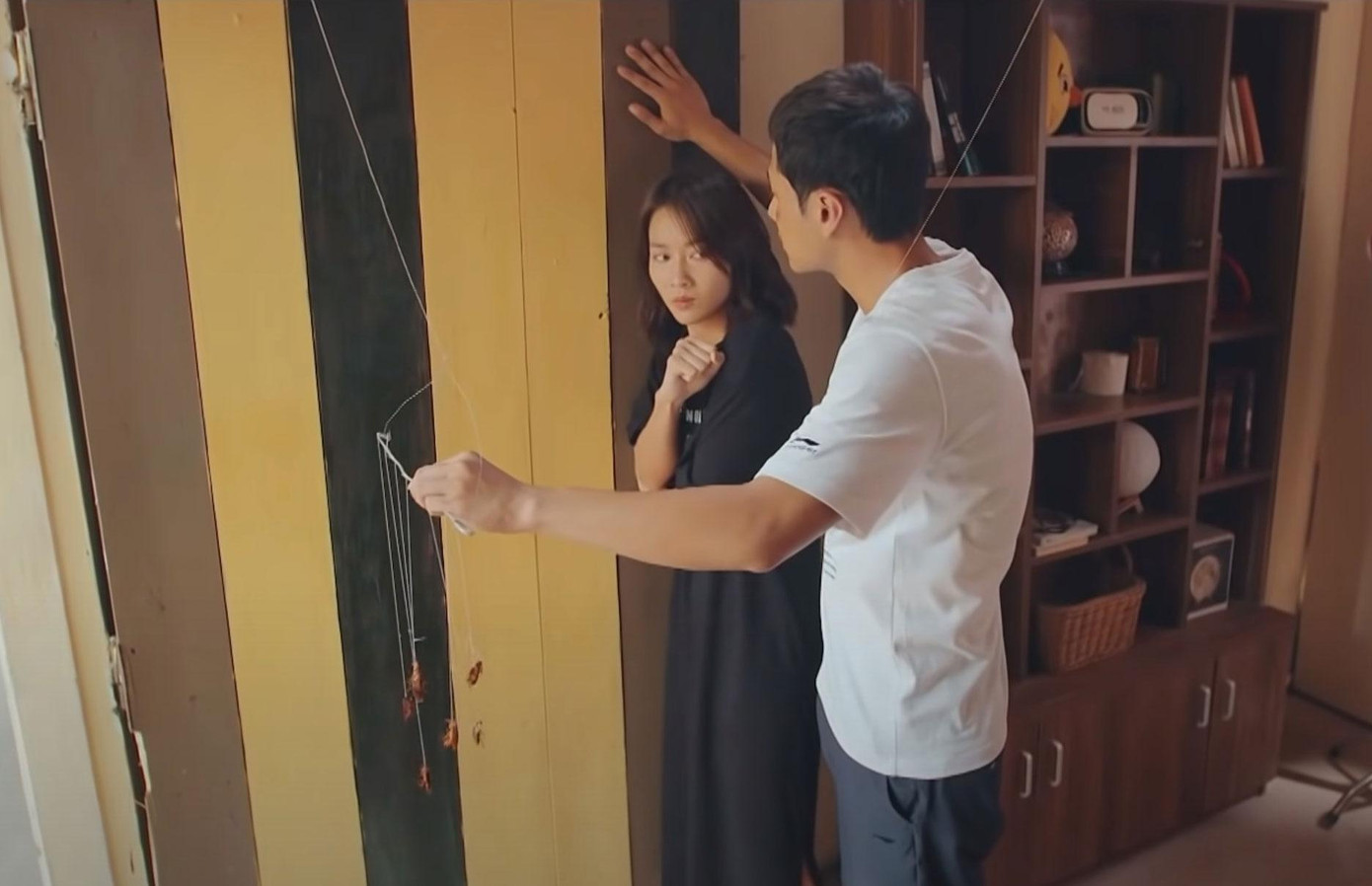 Trên phim, Đăng mang cả giàn gián ra dọa Tuệ Nhi trông rất oách...