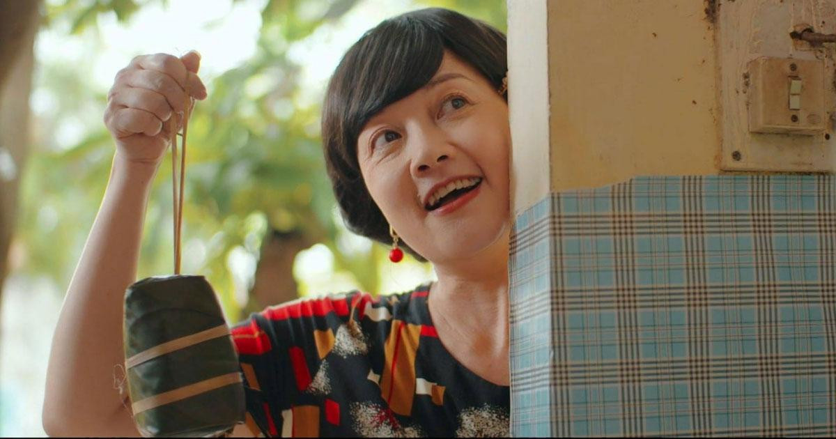 Bà Vân hơi lắm điều, lòe loẹt, đồng bóng nhưng là người tốt tính. Bà Vân hơi lắm điều, lòe loẹt, đồng bóng nhưng là người tốt tính.