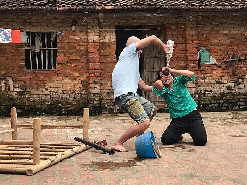 Ở phim "Phố trong làng", Lệ Quyên vào vai Thương, một người vợ nông thôn thường xuyên bị chồng bạo hành. Ở phim "Phố trong làng", Lệ Quyên vào vai Thương, một người vợ nông thôn thường xuyên bị chồng bạo hành.