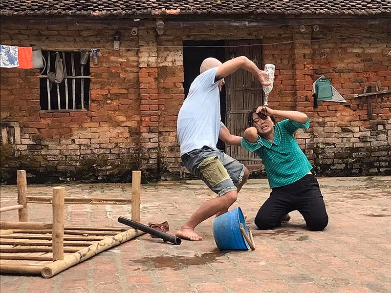 Ở phim "Phố trong làng", Lệ Quyên vào vai Thương, một người vợ nông thôn thường xuyên bị chồng bạo hành. Ở phim "Phố trong làng", Lệ Quyên vào vai Thương, một người vợ nông thôn thường xuyên bị chồng bạo hành.