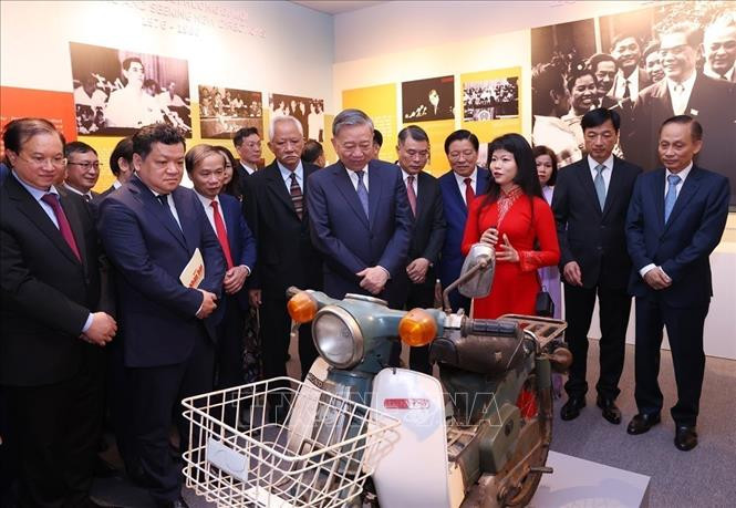 Tổng Bí thư Tô Lâm và các đại biểu tham quan Triển lãm "Tổng Bí thư Nguyễn Văn Linh - Cuộc đời và sự nghiệp". Tổng Bí thư Tô Lâm và các đại biểu tham quan Triển lãm "Tổng Bí thư Nguyễn Văn Linh - Cuộc đời và sự nghiệp".