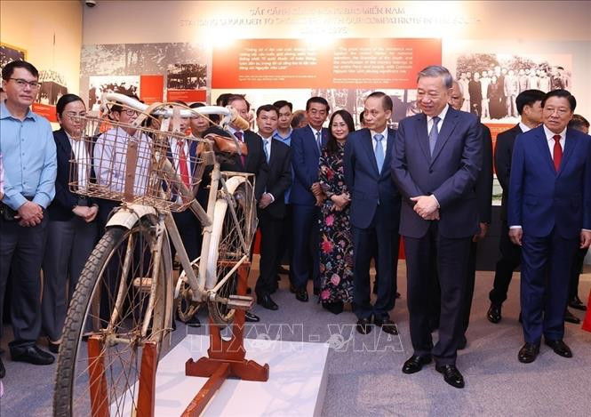 Tổng Bí thư Tô Lâm và các đại biểu tham quan Triển lãm "Tổng Bí thư Nguyễn Văn Linh - Cuộc đời và sự nghiệp". Tổng Bí thư Tô Lâm và các đại biểu tham quan Triển lãm "Tổng Bí thư Nguyễn Văn Linh - Cuộc đời và sự nghiệp".