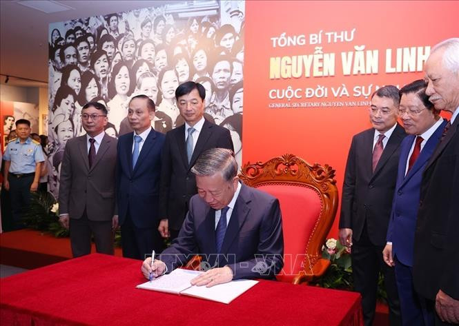 Tổng Bí thư Tô Lâm ghi Sổ cảm tưởng tại Triển lãm "Tổng Bí thư Nguyễn Văn Linh - Cuộc đời và sự nghiệp". Ảnh: Văn Điệp/TTXVN. Tổng Bí thư Tô Lâm ghi Sổ cảm tưởng tại Triển lãm "Tổng Bí thư Nguyễn Văn Linh - Cuộc đời và sự nghiệp". Ảnh: Văn Điệp/TTXVN.