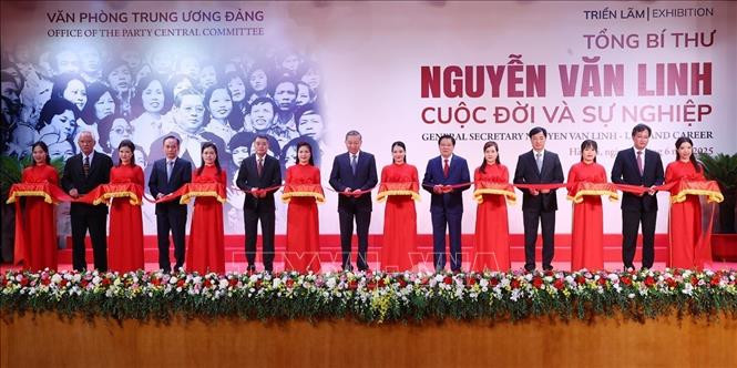 Tổng Bí thư Tô Lâm và các đại biểu cắt băng khai mạc Triển lãm "Tổng Bí thư Nguyễn Văn Linh - Cuộc đời và sự nghiệp". Ảnh: Văn Điệp/TTXVN. Tổng Bí thư Tô Lâm và các đại biểu cắt băng khai mạc Triển lãm "Tổng Bí thư Nguyễn Văn Linh - Cuộc đời và sự nghiệp". Ảnh: Văn Điệp/TTXVN.