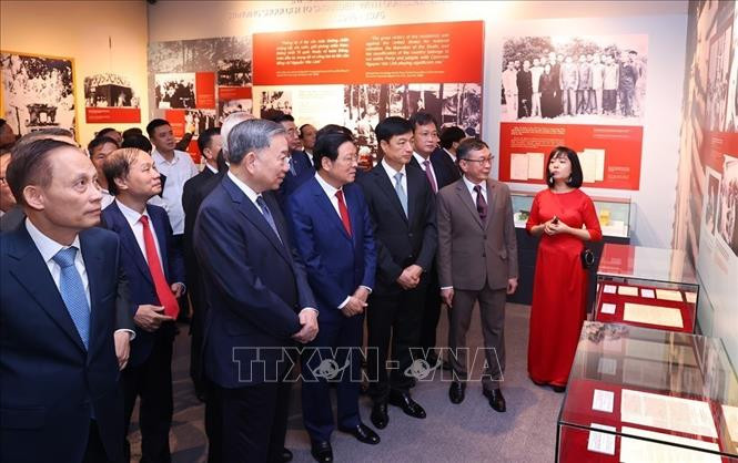 Tổng Bí thư Tô Lâm và các đại biểu tham quan Triển lãm "Tổng Bí thư Nguyễn Văn Linh - Cuộc đời và sự nghiệp". Tổng Bí thư Tô Lâm và các đại biểu tham quan Triển lãm "Tổng Bí thư Nguyễn Văn Linh - Cuộc đời và sự nghiệp".