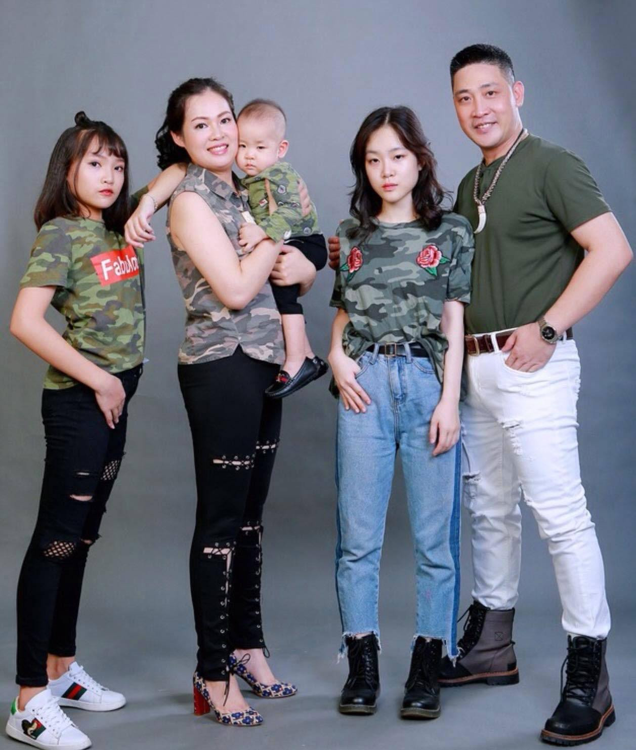 Gia đình nhỏ hạnh phúc của NSƯT Hồ Phong. Gia đình nhỏ hạnh phúc của NSƯT Hồ Phong.