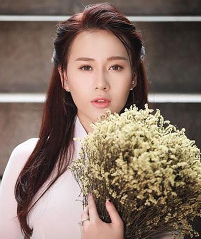 Năm 2017, Phương Oanh chăm chút nhan sắc, phong cách nhiều hơn. Có lúc cô theo đuổi phong cách nữ tính kiểu Hàn Quốc, chọn những bộ đồ thanh lịch, trang điểm phong cách trong suốt.