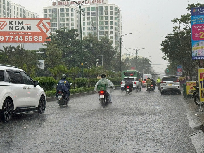 Mưa lớn trên đường Nguyễn Thị Thập, quận 7.