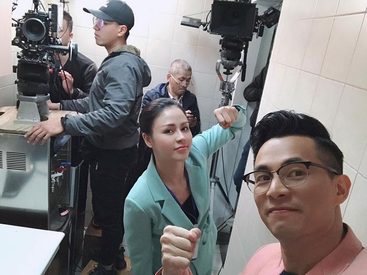 Phút tinh nghịch của Mạnh Cường và Thu Trang (vai Minh) hậu trường phim "Hướng dương ngược nắng". Phút tinh nghịch của Mạnh Cường và Thu Trang (vai Minh) hậu trường phim "Hướng dương ngược nắng".