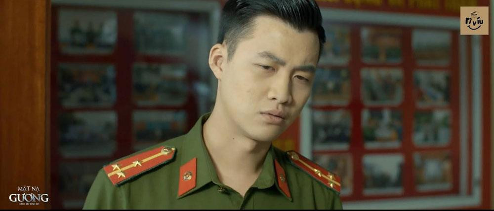 Ở "Mặt nạ gương", Duy Khánh vào vai trinh sát hình sự An. Ở "Mặt nạ gương", Duy Khánh vào vai trinh sát hình sự An.