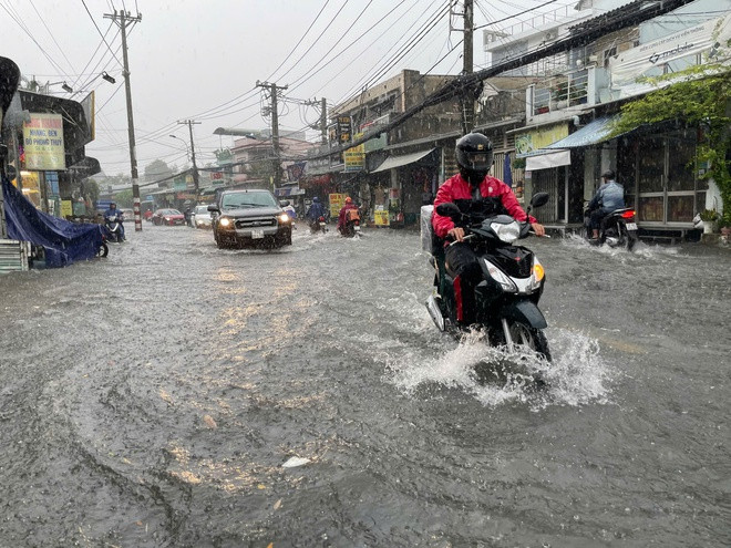 Mưa lớn kéo dài, đường Tô Ngọc Vân, TP Thủ Đức ngập ngụa nước.