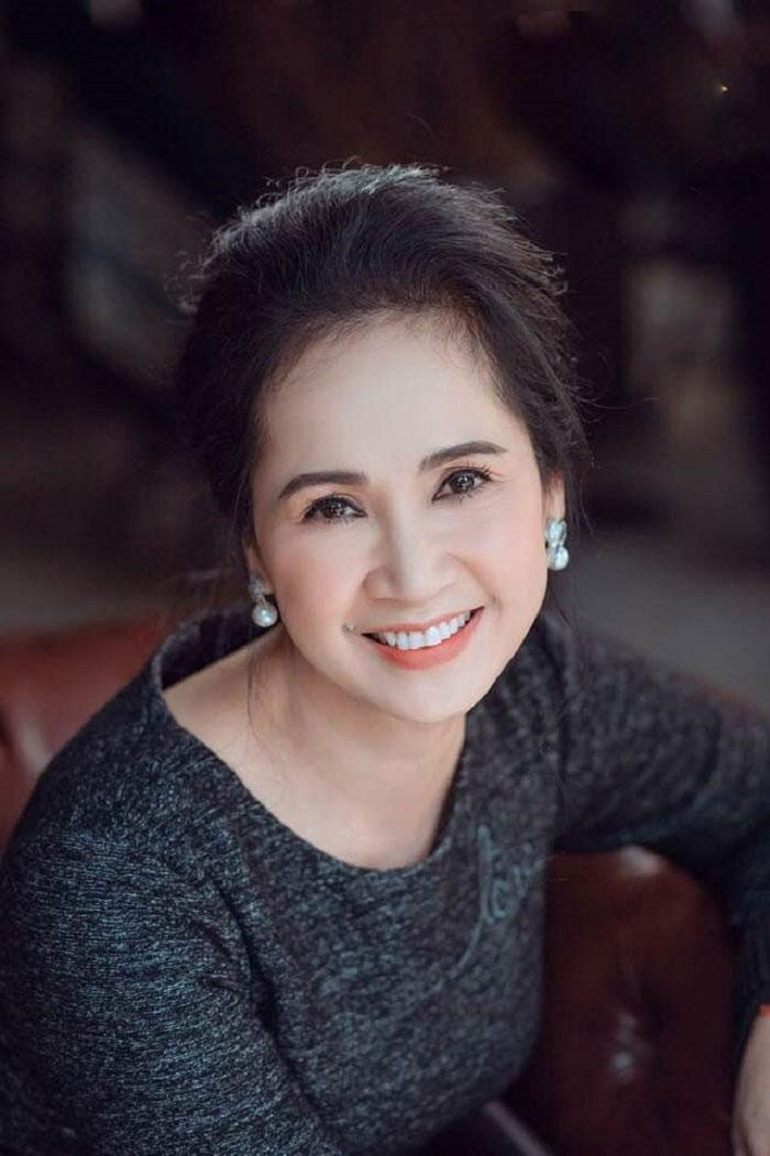 Vai diễn trong "Cây táo nở hoa" khiến khán giả một lần nữa bất ngờ trước khả năng diễn xuất của nữ diễn viên gạo cội. Vai diễn trong "Cây táo nở hoa" khiến khán giả một lần nữa bất ngờ trước khả năng diễn xuất của nữ diễn viên gạo cội.