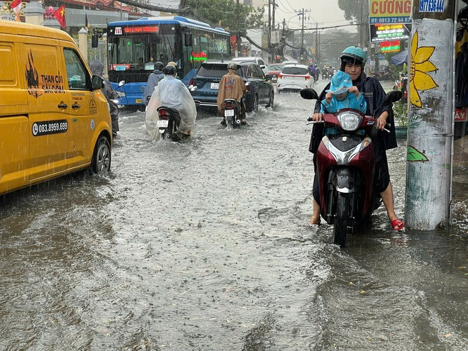 Người dân di chuyển khó khăn.