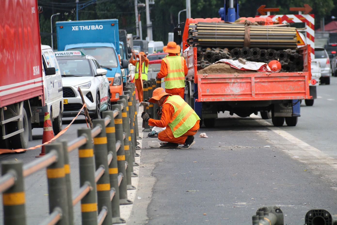 Ở khu vực giao lộ Cộng Hòa – 18E, đèn tín hiệu rẽ phải liên tục và vạch sơn phân làn đã được lắp đặt. Trạm xe buýt trên đường Cộng Hòa gần đó cũng đã được di dời để giảm xung đột giữa các dòng xe.