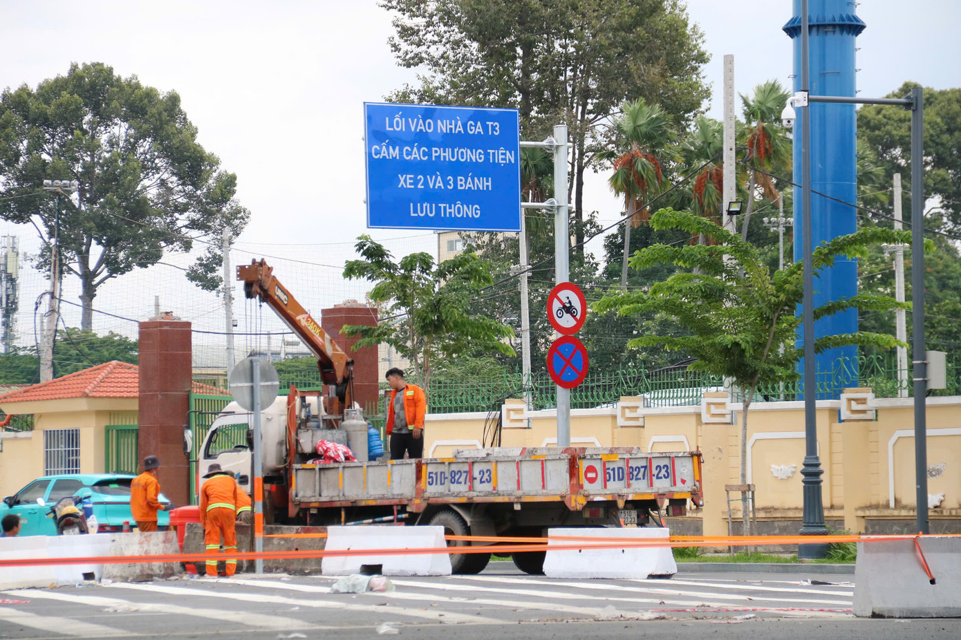 Phần mặt đường sau đó được trải nhựa, mở rộng không gian lưu thông. Các đơn vị thi công cũng đang lắp đặt hệ thống đèn tín hiệu, biển báo giao thông và điều chỉnh hình học nút giao Cộng Hòa – Trường Chinh để tăng khả năng thoát xe.