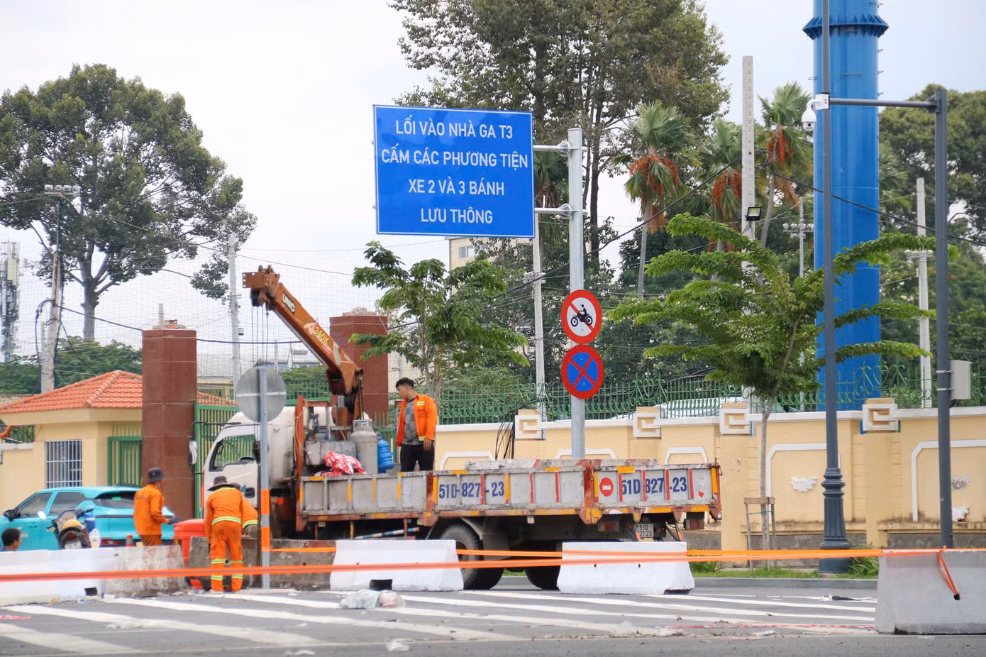 Phần mặt đường sau đó được trải nhựa, mở rộng không gian lưu thông. Các đơn vị thi công cũng đang lắp đặt hệ thống đèn tín hiệu, biển báo giao thông và điều chỉnh hình học nút giao Cộng Hòa – Trường Chinh để tăng khả năng thoát xe.