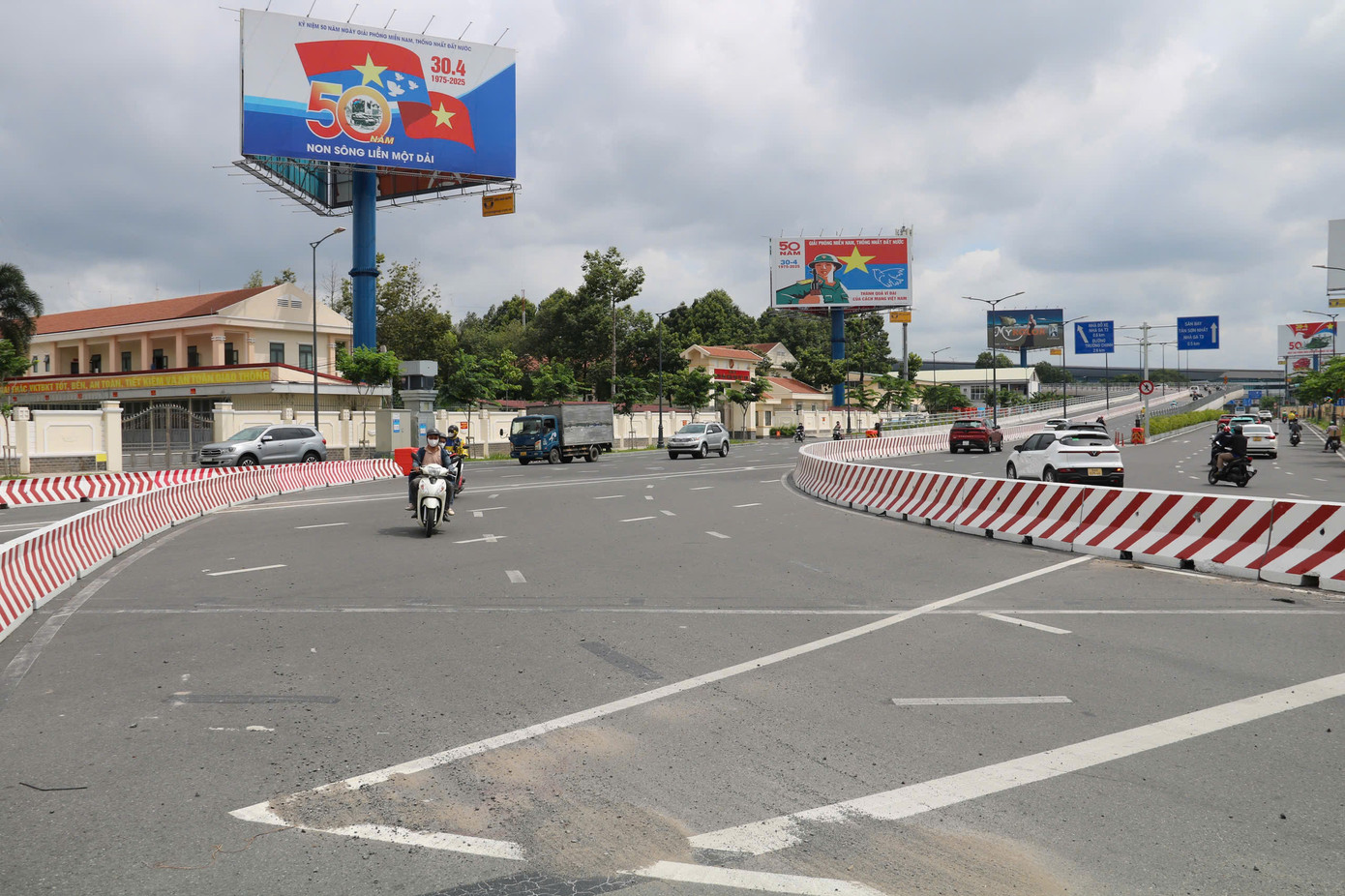 Dưới cầu vượt, đoạn giữa trụ T6 và T7 sẽ mở dải phân cách để phương tiện quay đầu về đường Phan Thúc Duyện, đồng thời ngăn dòng xe đi thẳng cắt ngang lối ra ga T3.