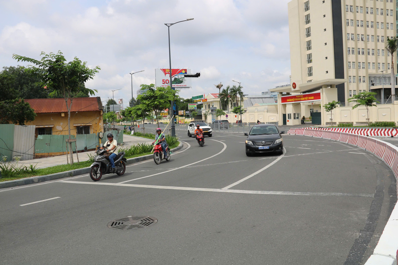 Dòng xe từ Phan Thúc Duyện có thể lưu thông thẳng lên cầu vượt hoặc vào nhà ga T3 mà không bị giao cắt. Tuy vậy, tại một số điểm như tiểu đảo dưới chân cầu vượt, vẫn còn tình trạng lúng túng do biển báo chưa hoàn thiện.