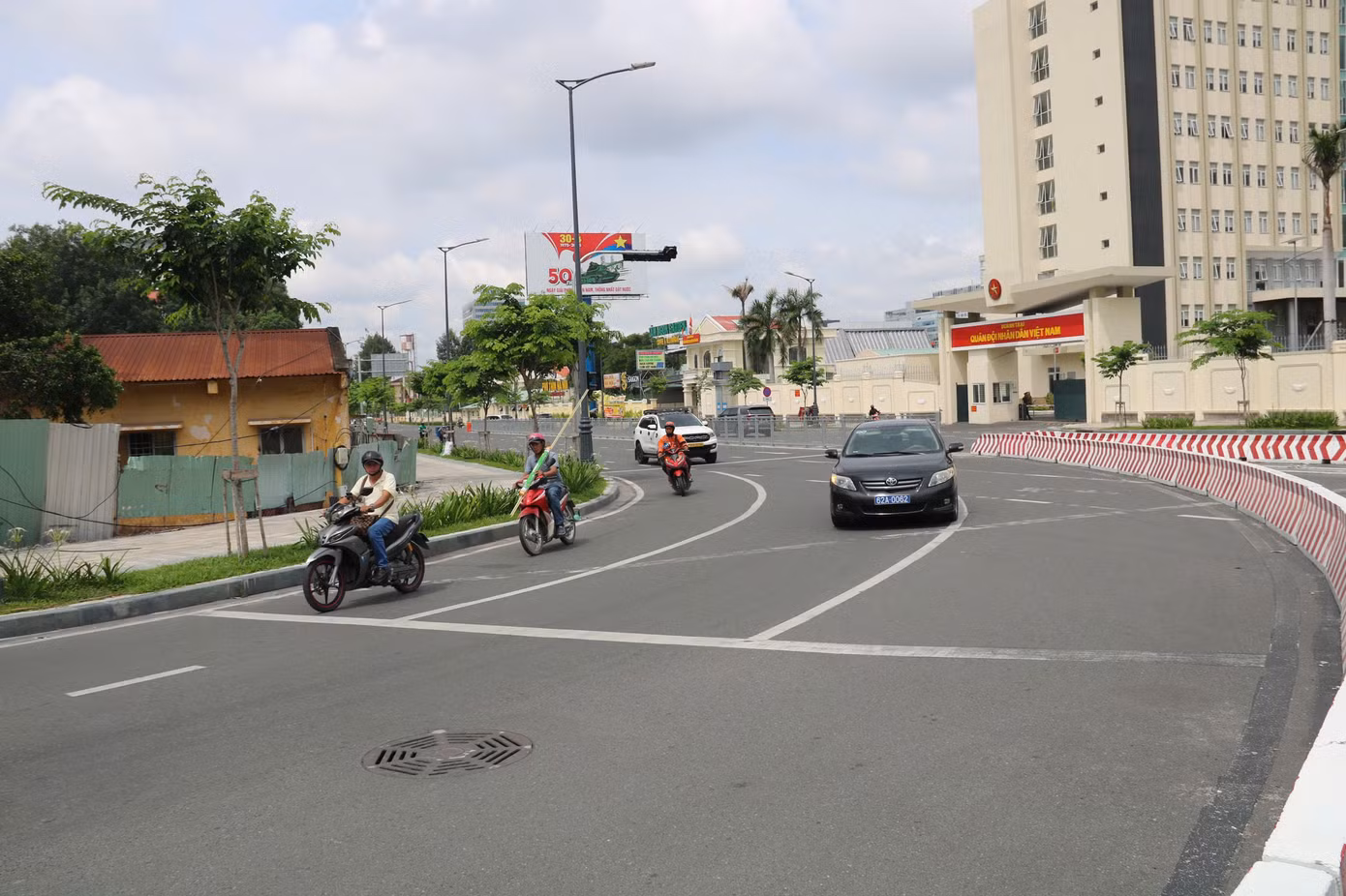 Dòng xe từ Phan Thúc Duyện có thể lưu thông thẳng lên cầu vượt hoặc vào nhà ga T3 mà không bị giao cắt. Tuy vậy, tại một số điểm như tiểu đảo dưới chân cầu vượt, vẫn còn tình trạng lúng túng do biển báo chưa hoàn thiện.