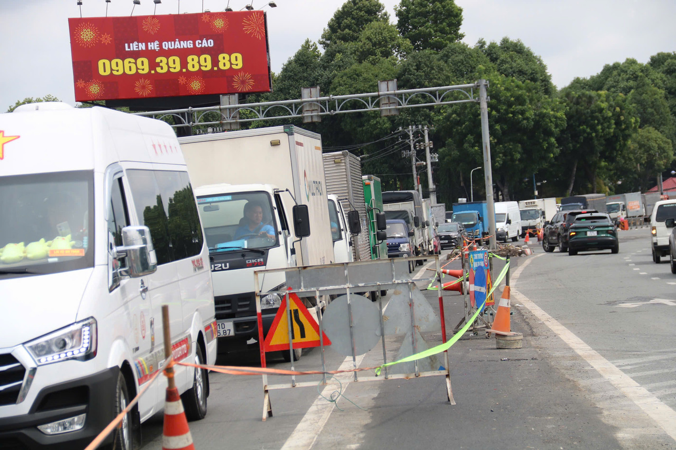 Tại giao lộ Phan Thúc Duyện – Trần Quốc Hoàn (phía trên hầm chui hướng Thăng Long), sẽ được bổ sung làn quay đầu bên trái cho xe con, xe tải dưới 3,5 tấn, xe khách dưới 25 chỗ và xe máy. Giao lộ Phan Thúc Duyện – Thăng Long cũng sẽ lắp đặt hàng rào kéo di động để điều tiết linh hoạt theo tình hình thực tế.