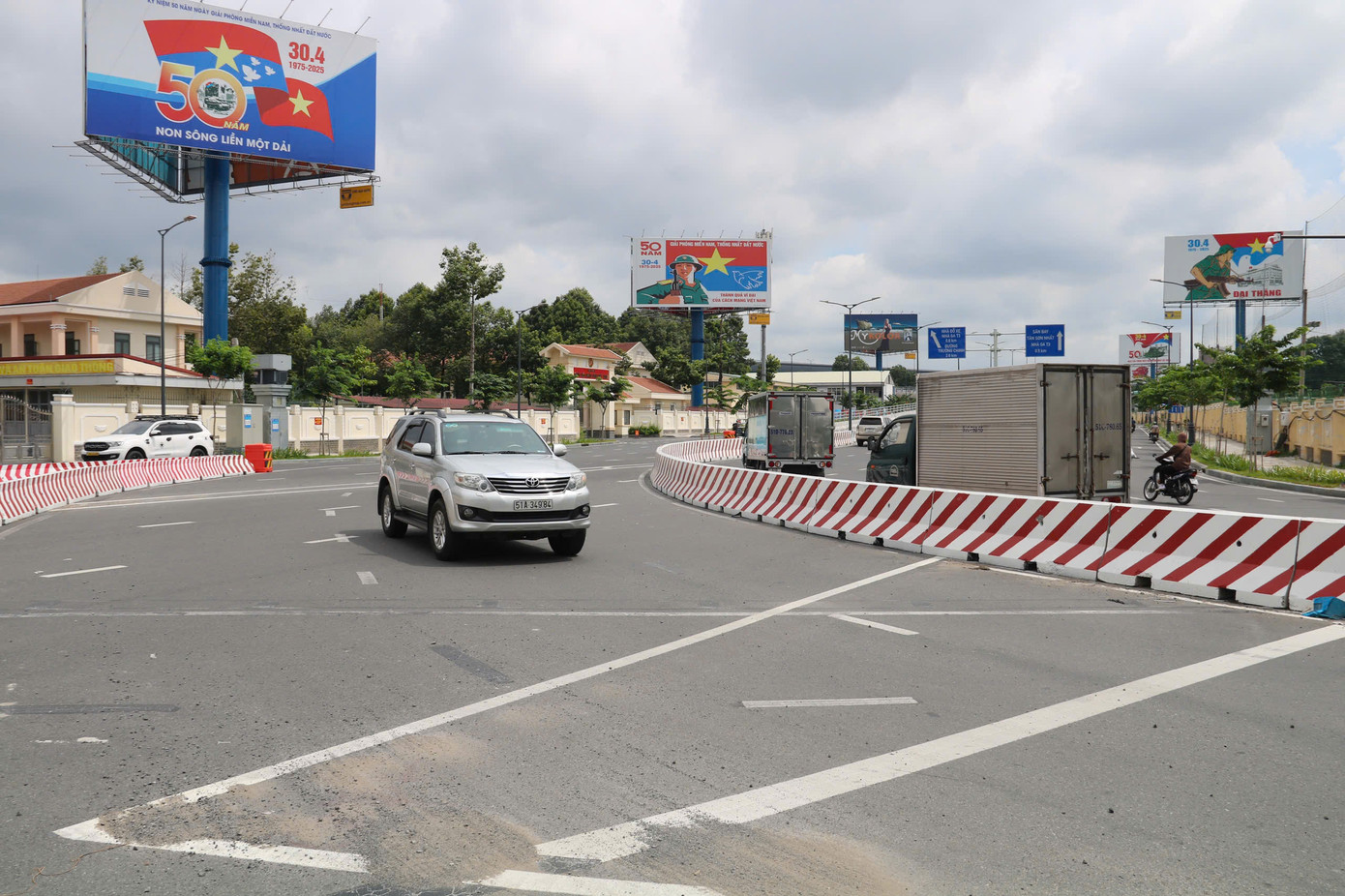 Lối vào nhà ga T3 hiện được tổ chức một chiều với 6 làn ô tô, sắp tới sẽ điều chỉnh thành 2 chiều. Cụ thể, 5 làn bên phải dành cho xe từ cầu vượt vào ga, còn 1 làn bên trái dành riêng cho xe 2 bánh lưu thông ngược chiều từ ga ra ngoài.