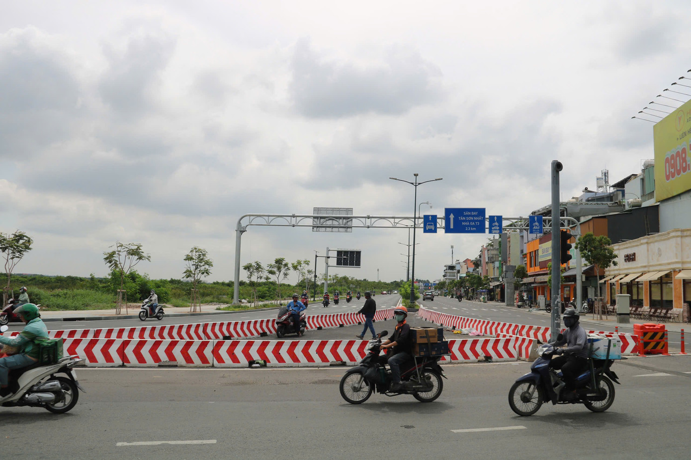 Tại giao lộ 18E – Phan Thúc Duyện, các luồng xe đã được tách biệt để giảm giao cắt. Phương tiện từ cầu vượt xuống được rẽ trái vào Phan Thúc Duyện hoặc đi thẳng vào 18E. Xe đi trên 18E chỉ được rẽ phải, muốn lên cầu vượt phải vòng lại trên đường Phan Thúc Duyện.