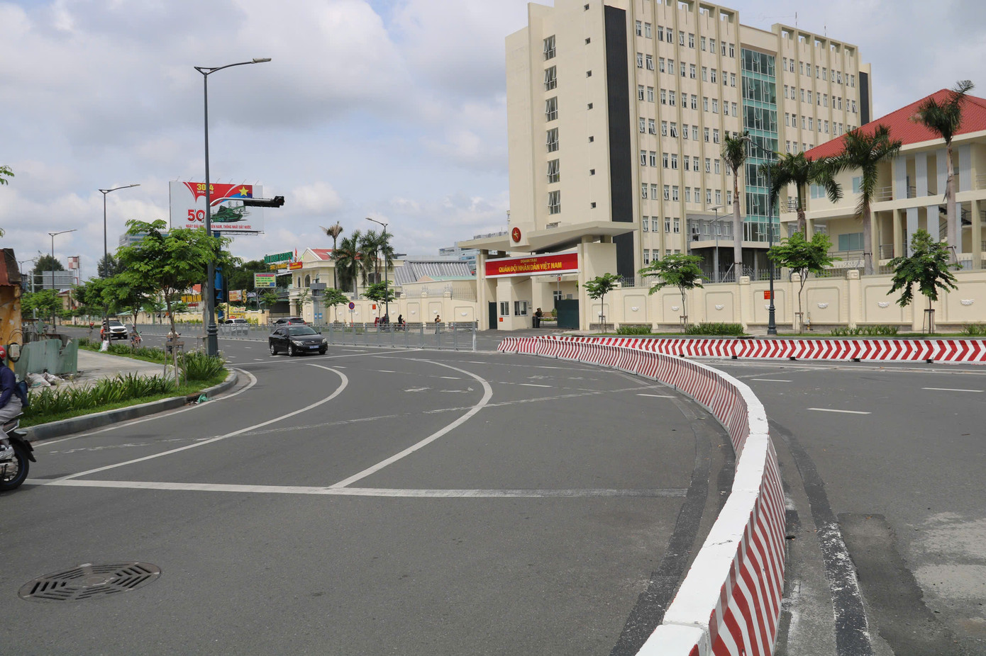 Theo Sở Xây dựng TP HCM, sẽ có 14 cổng ra dành cho ô tô tại nhà ga T3. Khu vực gửi xe máy sẽ được mở thêm dải phân cách để xe từ đường Trường Chinh có thể đi thẳng vào. Tất cả các hạng mục hạ tầng đang được yêu cầu hoàn thành trong tháng 6 nhằm sớm đưa vào vận hành đồng bộ với tiến độ khai thác nhà ga mới.