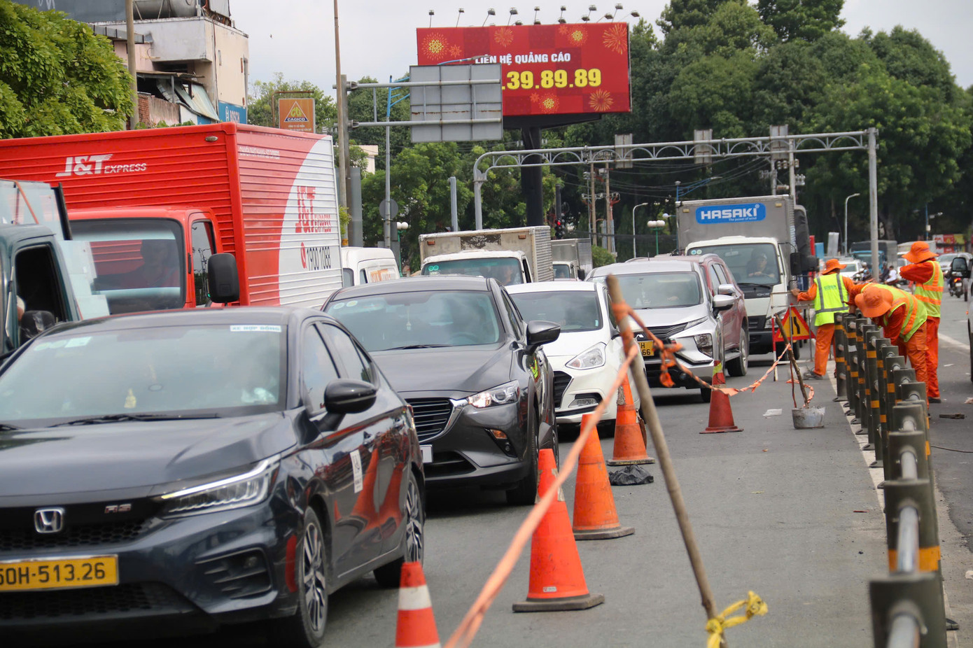 Một thay đổi đáng chú ý là việc mở làn rẽ trái từ đường Cộng Hòa vào đường nối Trần Quốc Hoàn – Cộng Hòa theo hướng vào trung tâm. Làn này sẽ cho phép cả xe máy lưu thông, dự kiến hoàn thiện cuối tháng 6.