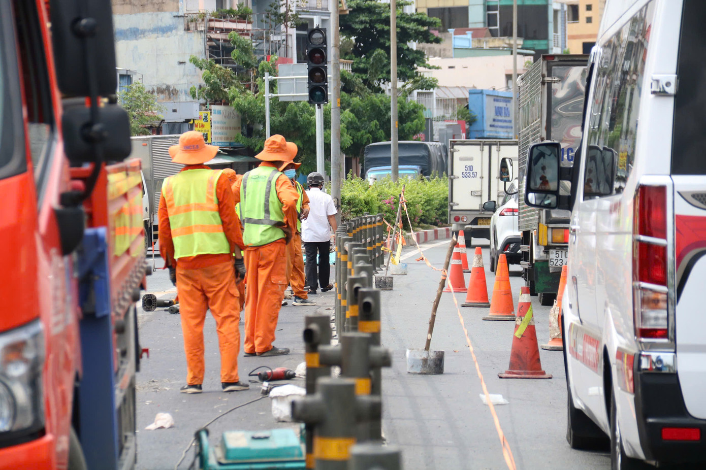 Ghi nhận ngày 24-6, trên tuyến đường Cộng Hòa, đoạn từ nút giao Trường Chinh đến giao lộ Cộng Hòa – C12, khoảng 200 m dải phân cách cứng và bồn hoa đã được tháo dỡ.