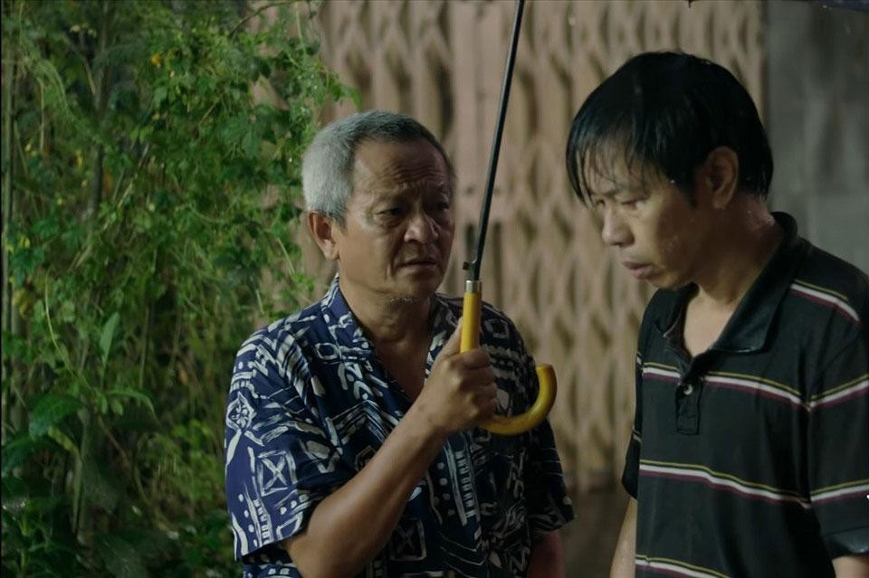 Tính tình hơi trẻ con nhưng thực chất ông Lân là người tình cảm, thương yêu các con. Tính tình hơi trẻ con nhưng thực chất ông Lân là người tình cảm, thương yêu các con.