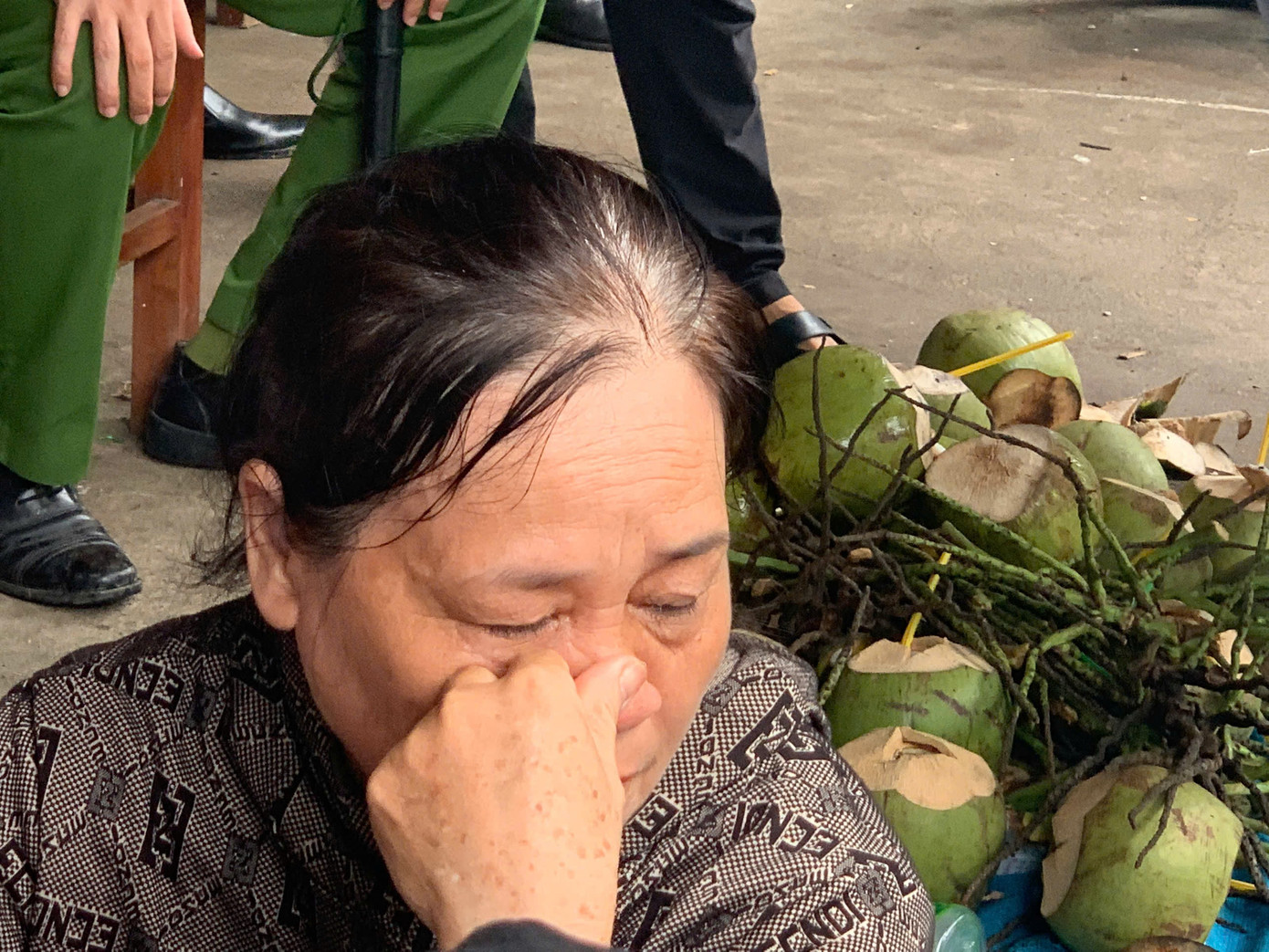 Chị họ của một nạn nhân chia sẻ, gia đình người gặp nạn rất khó khăn, vợ đi làm xa không về ngay được. Em trai thì tận 5h chiều mới ở miền Nam ra đến nơi. “Không biết thế nào, thấy cảnh xe đổ trên video mà không kìm được nước mắt”, người phụ nữ chia sẻ.