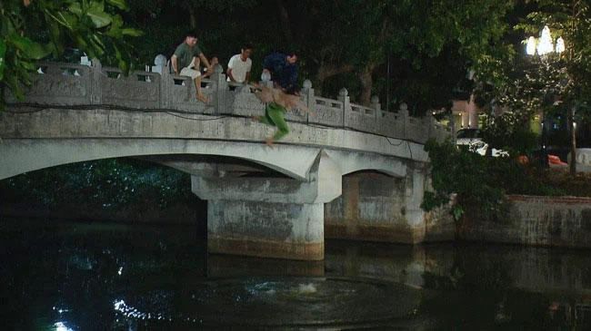 Đoạn clip rò rỉ cảnh Nam là người đầu tiên nhảy xuống cứu bà Xuân.