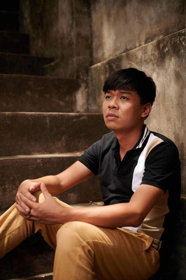 Không chỉ mang đến tiếng cười, Long "đần" còn có những phân đoạn nội tâm, lấy đi nước mắt của khán giả. Không chỉ mang đến tiếng cười, Long "đần" còn có những phân đoạn nội tâm, lấy đi nước mắt của khán giả.