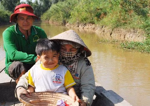 Em bé của "Cánh đồng hoang" ngày nào nay đã có vợ va 2 con trai.