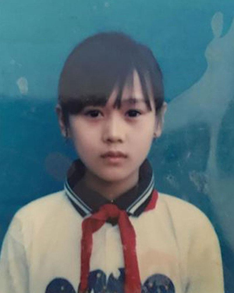 Nữ chính của “Hương vị tình thân” cũng từng gây xôn xao khi chia sẻ bức ảnh thẻ chụp hồi học cấp 2. Trong ảnh, Phương Oanh có gương mặt trái xoan, đường nét cân đối, làn da trắng mịn, vô cùng xinh đẹp. Dù không chỉnh sửa nhưng bức ảnh thẻ của Phương Oanh vẫn khiến nhiều người phải trầm trồ. Nhiều khán giả còn tặng cho cô nàng biệt danh “thiên thần ảnh thẻ".