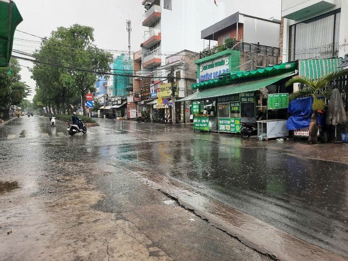 Quận 1, 5, 8, 10... mưa không quá lớn nhưng kéo dài.
