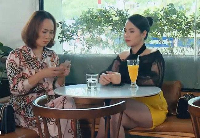 Nhờ sự quân sư của bà Liễu mà Thiên Nga (Việt Hoa) đã diễn xuất sắc vai gái ngoan trước mặt gia đình Long.