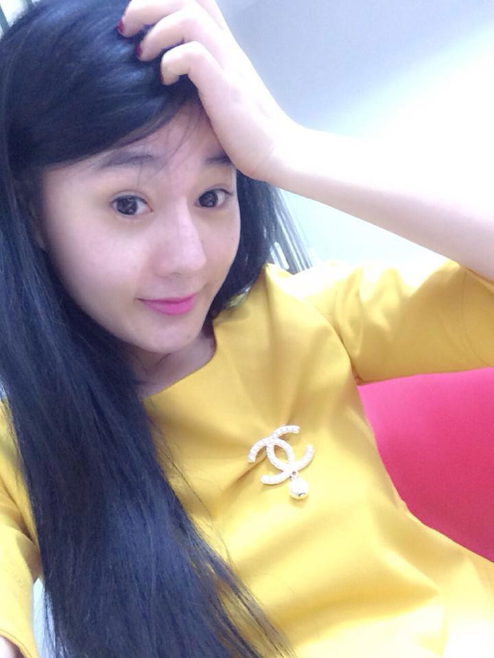 Trong một bài chia sẻ về thời còn là du học sinh ở Singapore, Phương Oanh cũng khiến nhiều người ngạc nhiên khi nhìn thấy hình ảnh của nữ diễn viên vào năm 2014, lúc cô 24 tuổi. Trong ảnh, nữ diễn viên theo đuổi hình ảnh xì tin, nữ tính và điệu đà với mái tóc dài đen nhánh. Thời điểm đó, Phương Oanh đã gây ấn tượng với khuôn mặt thanh tú, ánh mắt long lanh trong sáng, cuốn hút và nước da trắng bật tông.