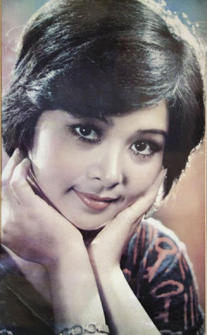 Nhan sắc đằm thắm của giai nhân Hà thành một thời. Nhan sắc đằm thắm của giai nhân Hà thành một thời.