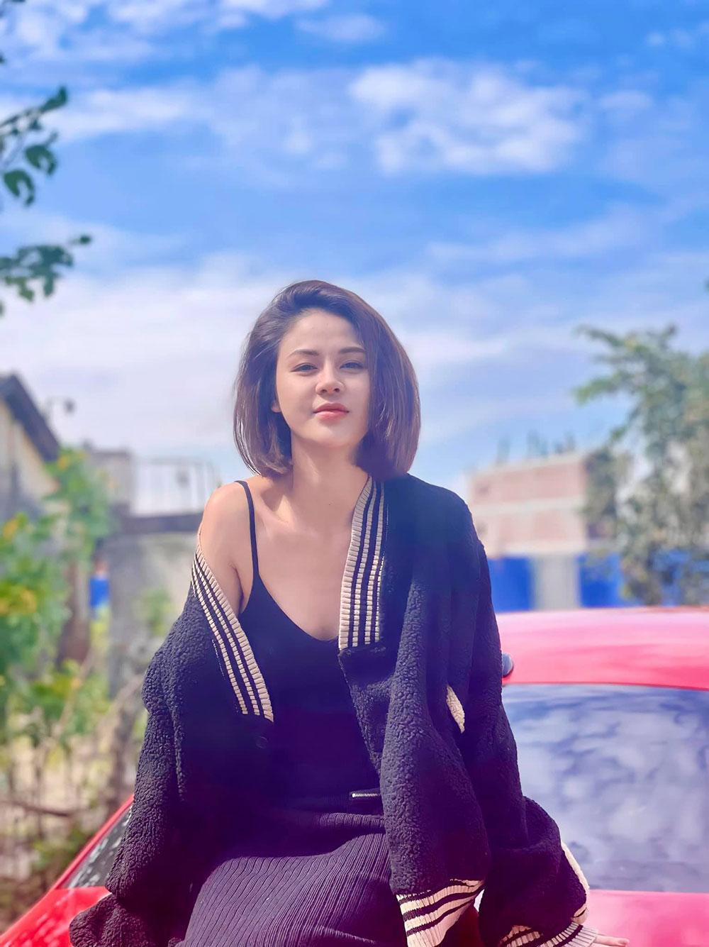 Cô tự thực hiện những cảnh quay nguy hiểm trong "Mặt nạ gương" mà không cần nhờ diễn viên đóng thế.