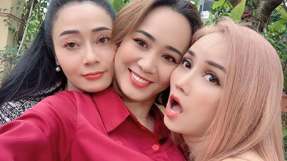 Phùng Khánh Linh chia sẻ ảnh chụp chung với Quách Thu Phương và Hoàng Yến hậu trường phim "Hương vị tình thân".