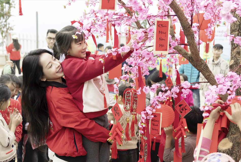 Nữ ca sĩ Chi Pu trở thành tình nguyện viên đặc biệt, đi cùng chương trình CHIN-SU “Một triệu bữa cơm có thịt”.