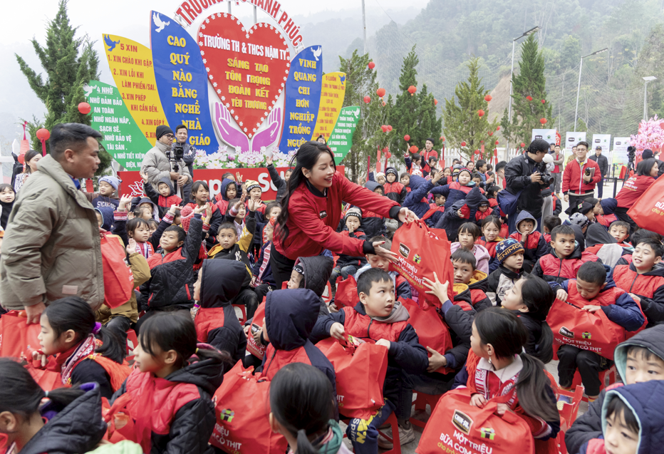 Đoàn thiện nguyện và Chi Pu trao những túi quà Tết thiết thực đến các em.