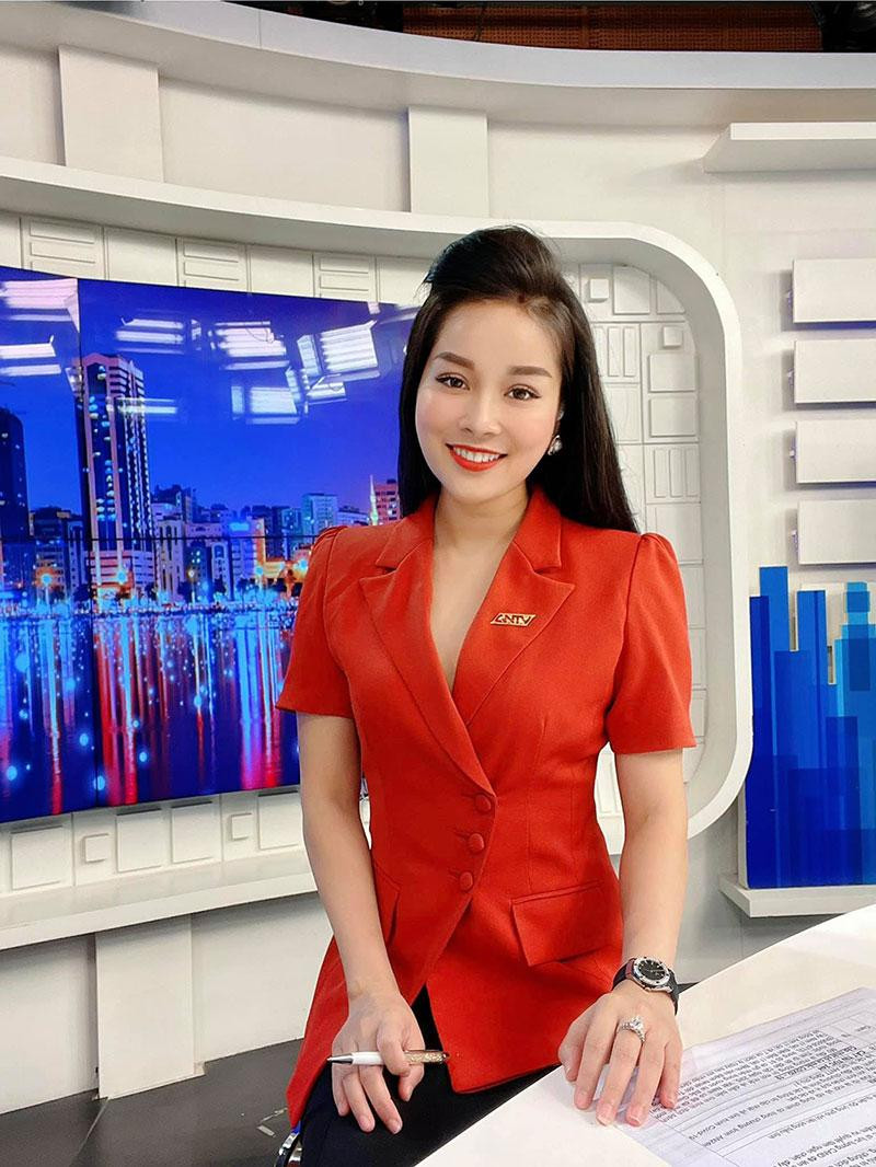 Ngoài công việc đóng phim, Minh Hương còn là một MC- BTV của kênh Truyền hình ANTV.