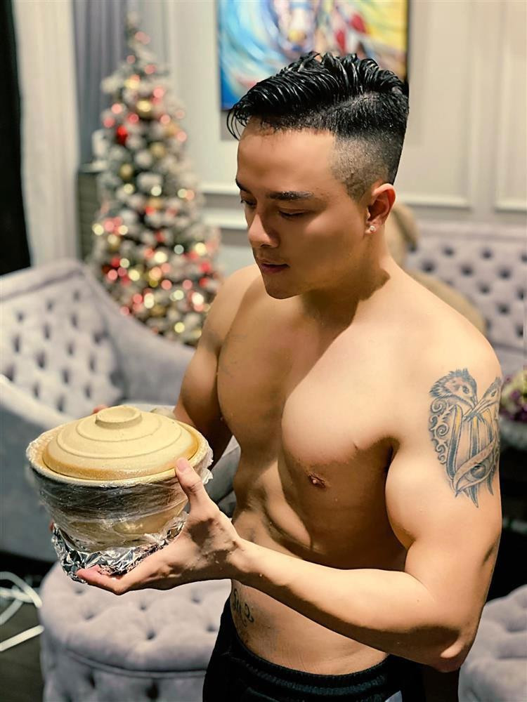 Nam ca sĩ họ Cao từng gây tranh cãi khi phủ nhận chuyện bơm ngực.