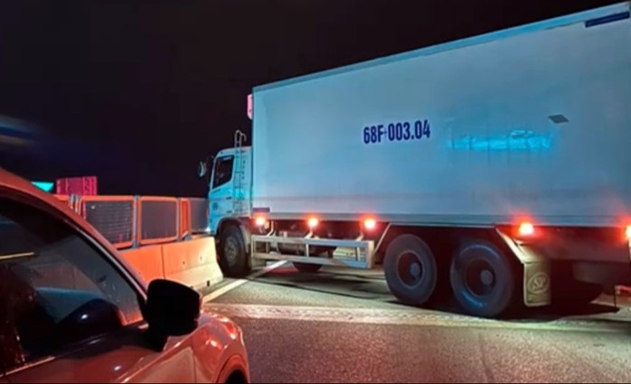Xe tải chắn ngang đường cao tốc Vĩnh Hảo - Phan Thiết