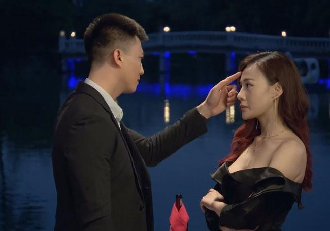 Vai diễn cho phép Phương Oanh được thoải mái mặc những trang phục gợi cảm, sexy.