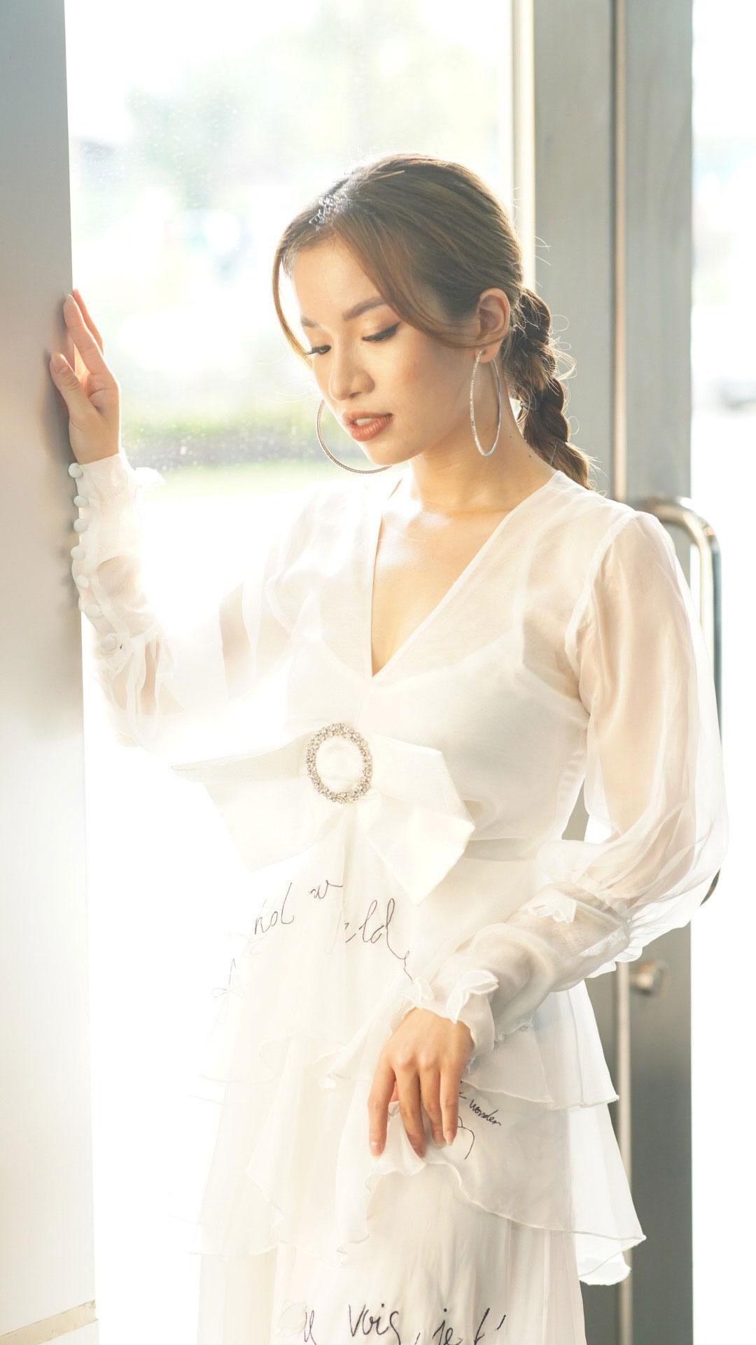 Ca sĩ Lâm Bảo Ngọc là người thể hiện ca khúc nhạc phim "Hương vị tình thân".