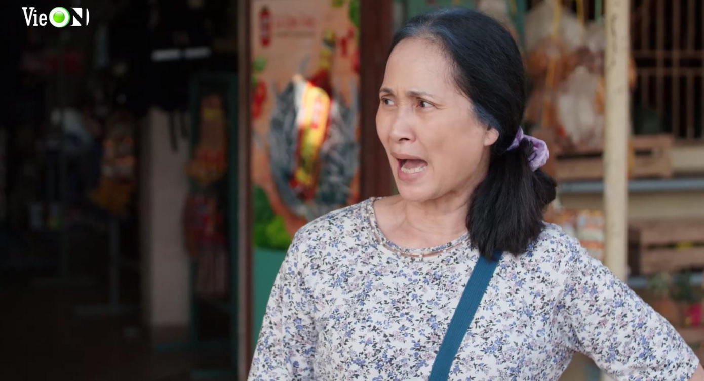 Vai diễn bà Bông của NSND Lan Hương đích thị là "bà hàng xóm trong truyền thuyết". Vai diễn bà Bông của NSND Lan Hương đích thị là "bà hàng xóm trong truyền thuyết".