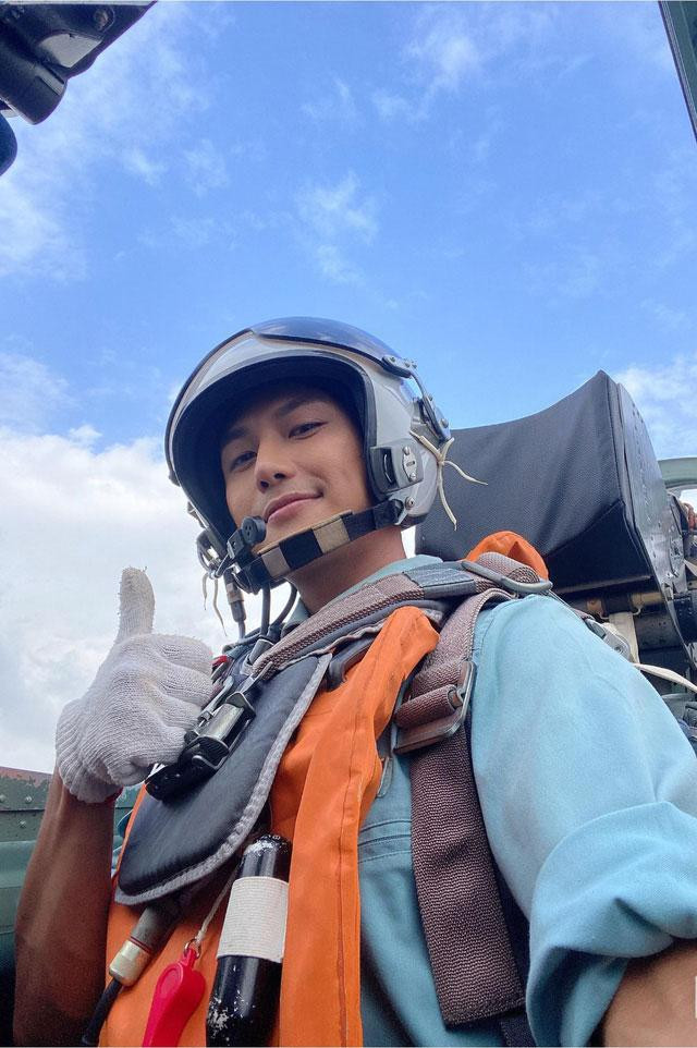 Cực "ngầu" với công việc của một chiến sĩ không quân. Cực "ngầu" với công việc của một chiến sĩ không quân.